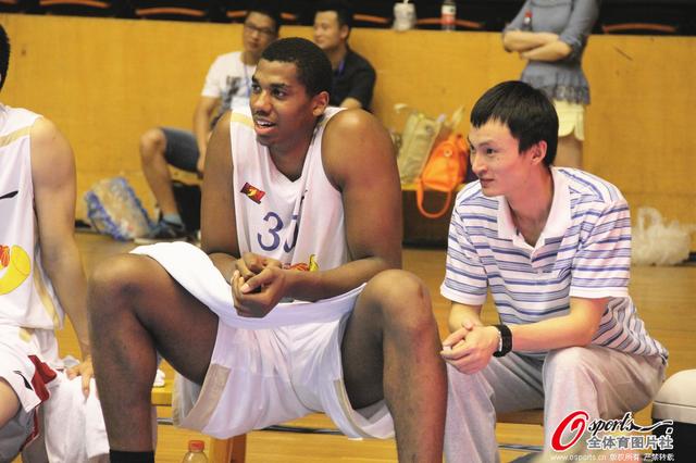 每体：若接受手术奥尔莫要缺阵4个月，因此巴萨选择保守治疗（每体：手术恐缺席4个月，巴萨为奥尔莫选择保守治疗）